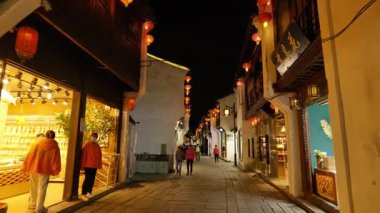 Suzhou 'daki Shantang Sokağı' nın gece manzarası, antik Çin 'in geleneksel kanal-kenarı mimarisini gözler önüne seriyor..
