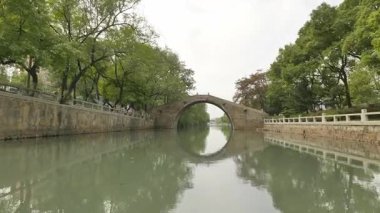 Çin 'in Suzhou şehrindeki Shantang caddesinin tarihi manzarası. Yüksek kalite 4k görüntü