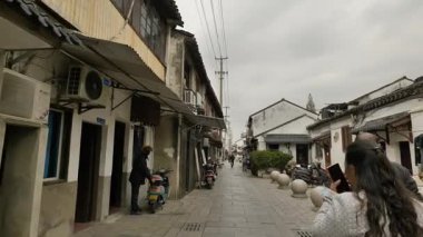 Çin 'in Suzhou şehrindeki Shantang caddesinin tarihi manzarası. Yüksek kalite 4k görüntü