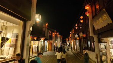 Suzhou 'daki Shantang Sokağı' nın gece manzarası, antik Çin 'in geleneksel kanal-kenarı mimarisini gözler önüne seriyor..