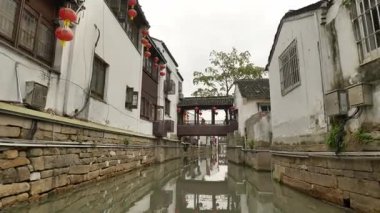 Çin 'in Suzhou şehrindeki Shantang caddesinin tarihi manzarası. Yüksek kalite 4k görüntü