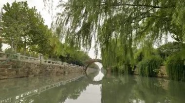 Çin 'in Suzhou şehrindeki Shantang caddesinin tarihi manzarası. Yüksek kalite 4k görüntü