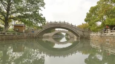 Çin 'in Suzhou şehrindeki Shantang caddesinin tarihi manzarası. Yüksek kalite 4k görüntü