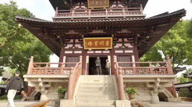 Suzhou, Çin - 8 Mart 2022: Hanshan Tapınağı 4 'teki manzara, Çin Suzhou' daki antik kültür. Yüksek kalite 4k görüntü