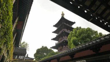 Suzhou, Çin - 8 Mart 2022: Hanshan Tapınağı 4 'teki manzara, Çin Suzhou' daki antik kültür. Yüksek kalite 4k görüntü