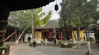 Suzhou, Çin - 8 Mart 2022: Hanshan Tapınağı 4 'teki manzara, Çin Suzhou' daki antik kültür. Yüksek kalite 4k görüntü