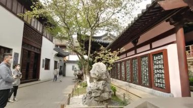 Suzhou, Çin - 8 Mart 2022: Hanshan Tapınağı 4 'teki manzara, Çin Suzhou' daki antik kültür. Yüksek kalite 4k görüntü