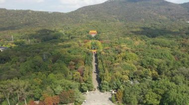 Nanjing 'deki Ming Xiaoling mozolesinin içindeki doğal ve mimari manzaranın havadan görünüşü
