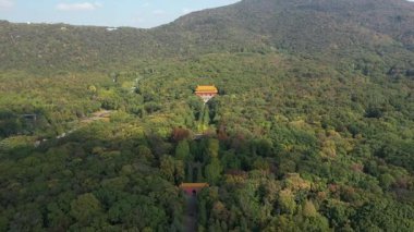 Nanjing 'deki Ming Xiaoling mozolesinin içindeki doğal ve mimari manzaranın havadan görünüşü