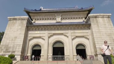 Nanjing, Çin 'deki Sun Yat-sen mozolesinin doğal manzarası ve mimarisi.