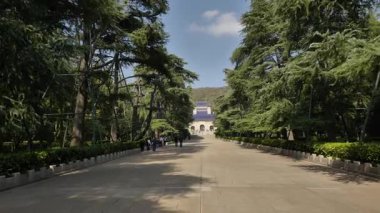 Nanjing, Çin 'deki Sun Yat-sen mozolesinin doğal manzarası ve mimarisi.