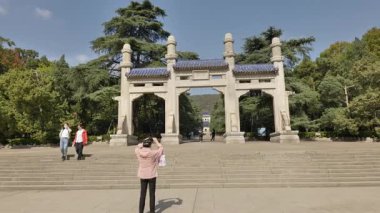 Nanjing, Çin 'deki Sun Yat-sen mozolesinin doğal manzarası ve mimarisi.