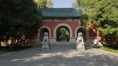 Nanjing, Çin 'deki Sun Yat-sen mozolesinin doğal manzarası ve mimarisi.