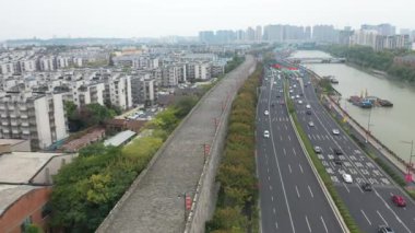 Nanjing şehrinin ve Çin 'in antik şehir duvarının havadan görünüşü. Yüksek kalite 4k görüntü