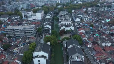 Nanjing şehrinin ve Çin 'in antik şehir duvarının havadan görünüşü. Yüksek kalite 4k görüntü