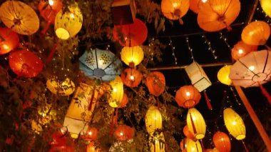 Nanjing şehrinde, Çin 'de geceleri uzanan laomendong sokağında asılı duran fener antik Çin' in geleneksel kanal-kenarı mimarisini sergiliyor..