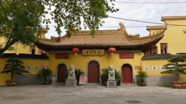 Çin 'in Nanjing şehrindeki Baoluzhou parkının tarihi manzarasında eski Çin' in geleneksel kanal kenarı mimarisi sergilenmektedir..