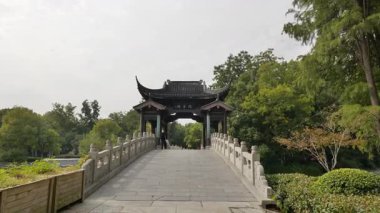 Çin 'in Nanjing şehrindeki Baoluzhou parkının tarihi manzarasında eski Çin' in geleneksel kanal kenarı mimarisi sergilenmektedir..