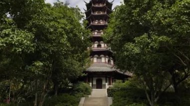 Çin 'in Nanjing şehrindeki Baoluzhou parkının tarihi manzarasında eski Çin' in geleneksel kanal kenarı mimarisi sergilenmektedir..