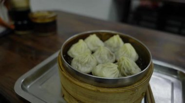 Bambu buharı geleneksel Çin mutfağının özünü yakalayan lezzetli Dim Sum 'u gözler önüne seriyor.