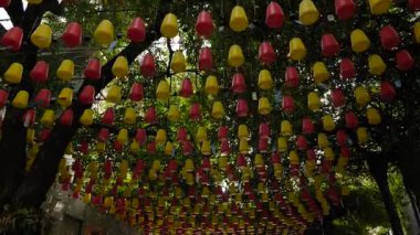 Havada asılı duran büyük bir rüzgar çanı gösterisi. Yüksek kalite 4k görüntü