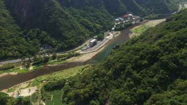 Yanjiaxi, Xiapu Fujian, Çin 'deki yüksek dağların ve nehrin havadan görünüşü. Yüksek kalite 4k görüntü