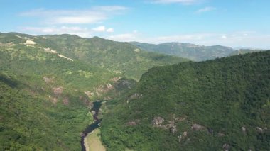 Yanjiaxi, Xiapu Fujian, Çin 'deki yüksek dağların ve nehrin havadan görünüşü. Yüksek kalite 4k görüntü