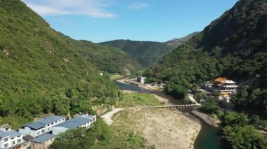 Yanjiaxi, Xiapu Fujian, Çin 'deki yüksek dağların ve nehrin havadan görünüşü. Yüksek kalite 4k görüntü