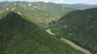 Yanjiaxi, Xiapu Fujian, Çin 'deki yüksek dağların ve nehrin havadan görünüşü. Yüksek kalite 4k görüntü