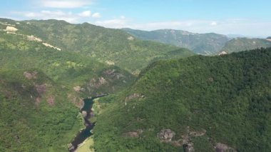 Yanjiaxi, Xiapu Fujian, Çin 'deki yüksek dağların ve nehrin havadan görünüşü. Yüksek kalite 4k görüntü