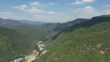 Yanjiaxi, Xiapu Fujian, Çin 'deki yüksek dağların ve nehrin havadan görünüşü. Yüksek kalite 4k görüntü