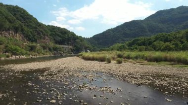 Yanjiaxi, Xiapu Fujian, Çin 'deki yüksek dağların ve nehrin havadan görünüşü. Yüksek kalite 4k görüntü