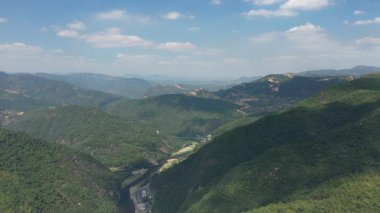 Yanjiaxi, Xiapu Fujian, Çin 'deki yüksek dağların ve nehrin havadan görünüşü. Yüksek kalite 4k görüntü