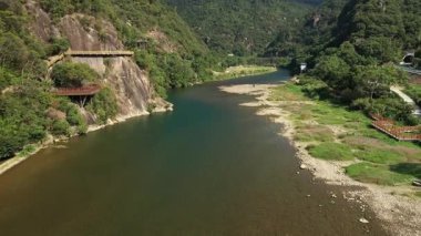 Nehrin havadan görünüşü ve Çin 'in Yanjiaxi xiapu bölgesindeki dağlarla çevrili. Yüksek kalite 4k görüntü