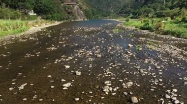 Nehrin havadan görünüşü ve Çin 'in Yanjiaxi xiapu bölgesindeki dağlarla çevrili. Yüksek kalite 4k görüntü