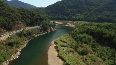 Yanjiaxi, Xiapu Fujian, Çin 'deki yüksek dağların ve nehrin havadan görünüşü. Yüksek kalite 4k görüntü