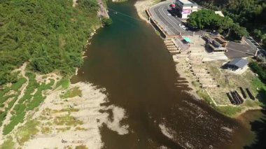 Nehrin havadan görünüşü ve Çin 'in Yanjiaxi xiapu bölgesindeki dağlarla çevrili. Yüksek kalite 4k görüntü