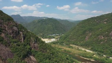 Yanjiaxi, Xiapu Fujian, Çin 'deki yüksek dağların ve nehrin havadan görünüşü. Yüksek kalite 4k görüntü