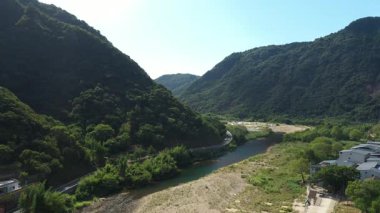 Yanjiaxi, Xiapu Fujian, Çin 'deki yüksek dağların ve nehrin havadan görünüşü. Yüksek kalite 4k görüntü