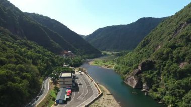 Yanjiaxi, Xiapu Fujian, Çin 'deki yüksek dağların ve nehrin havadan görünüşü. Yüksek kalite 4k görüntü