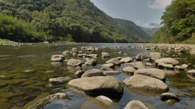 Xiapu, Fujian Eyaleti, Çin 'deki Yangjiaixi turistik bölgesinin doğal manzarası yüksek kaliteli 4K görüntü.