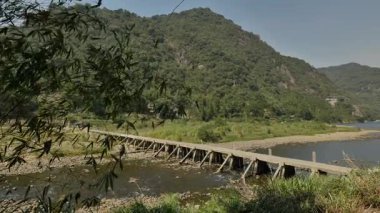 Yanjiaxi, xiapu, Fujian Eyaleti 'ndeki nehir üzerinde eski taşlar köprüsü. Yüksek kalite 4k görüntü
