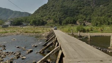 Yanjiaxi, xiapu, Fujian Eyaleti 'ndeki nehir üzerinde eski taşlar köprüsü. Yüksek kalite 4k görüntü