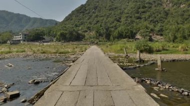 Yanjiaxi, xiapu, Fujian Eyaleti 'ndeki nehir üzerinde eski taşlar köprüsü. Yüksek kalite 4k görüntü
