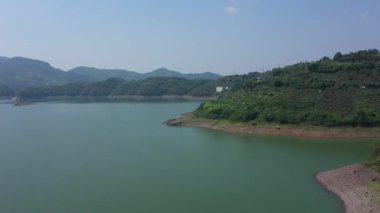 Wozhou Gölü 'nün Xinchang, Shaoxing, Zhejiang, Çin' deki havadan çekimi. Yüksek kalite 4k görüntü