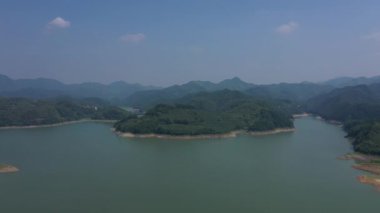 Wozhou Gölü 'nün Xinchang, Shaoxing, Zhejiang, Çin' deki havadan çekimi. Yüksek kalite 4k görüntü