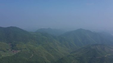 Çin 'in Zhejiang eyaletindeki Tianmu Dağı' nın havadan görünüşü. Yüksek kalite fotoğraf