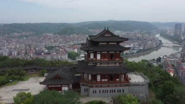 Çin 'in Shaoxing City, Zhejiang bölgesindeki geleneksel Çin mimarisinin havadan görünüşü.