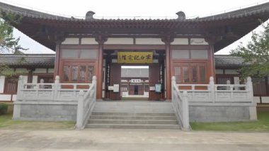 Xinchang İlçesi, Çin 'in Zhejiang eyaletini tıraş ediyor - 8 Mart 2022, parkta geleneksel mimari. Yüksek kalite 4k görüntü