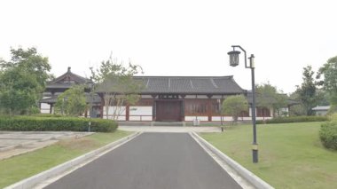 Xinchang İlçesi, Çin 'in Zhejiang eyaletini tıraş ediyor - 8 Mart 2022, parkta geleneksel mimari. Yüksek kalite 4k görüntü